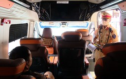 Công an Hà Nội kiểm tra xe khách trước giờ xuất bến