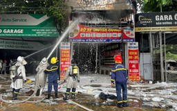 Nhanh chóng dập tắt đám cháy gara ô tô trên đường Lê Quang Đạo