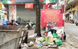 Rác tràn lan ngay sau giờ thu gom trên phố Bạch Mai
