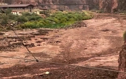 Lũ quét tàn phá hẻm núi Grand Canyon, 15 người mất tích