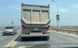 Xử phạt xe đầu kéo đi “rùa bò” trên cầu Thăng Long