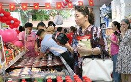 Nghỉ lễ dài ngày, hàng hóa khuyến mãi nhiều