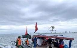 Kịp thời cứu nạn 4 ngư dân bị chìm tàu trong đêm