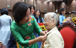 Tấm Huy hiệu trên ngực áo, lời thề trong tim