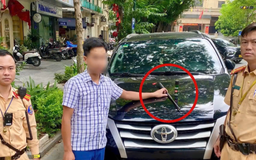 Kiểm tra lái xe đỗ sai quy định, phát hiện bằng lái giả