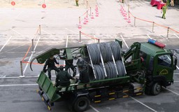 Bản lĩnh cảnh sát cơ động sau tay lái xe đặc chủng
