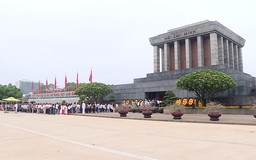 Người dân xếp hàng vào Lăng viếng Chủ tịch Hồ Chí Minh