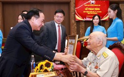 Một tấm Huy hiệu, một đời theo Đảng