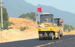 Cờ Tổ quốc trên những đầu máy thi công dịp 2/9