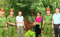 Lực lượng công an hỗ trợ sinh kế cho hộ khó khăn