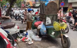 Thu gom rác giờ cao điểm, giao thông thêm ùn tắc