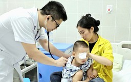 Xiên thịt đâm vào mắt, bé 3 tuổi phải mổ cấp cứu