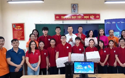Trao tặng thiết bị công nghệ cho hơn 2.300 học sinh Hà Nội