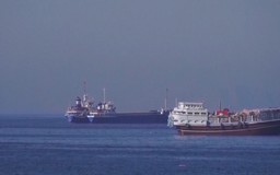 Mỹ siết phong tỏa cảng Iran, buộc 99 tàu chuyển hướng