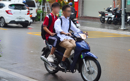Nhiều học sinh đi xe điện chủ quan không đội mũ bảo hiểm