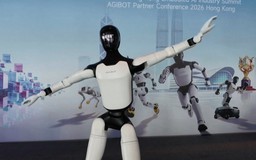 Trung Quốc: Robot hình người trình diễn vũ đạo ấn tượng