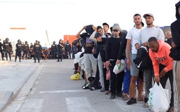 Tây Ban Nha di dời 800 người di cư ở Ceuta