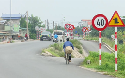 Ma trận biển báo giao thông trên đường đê Yên Nghĩa