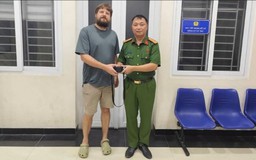 Công an xã Ứng Thiên trao trả máy ảnh thất lạc cho du khách Bỉ