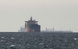 Tàu dầu vướng thủy lôi phát nổ tại eo biển Hormuz