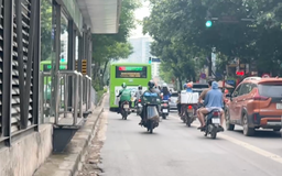 Nhiều xe được đi vào làn BRT Láng Hạ - Giảng Võ