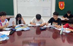 Bên trong ngôi trường, học sinh không dùng điện thoại