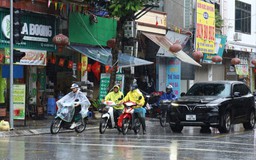 Hà Nội mưa lớn, người dân cần chủ động phương án di chuyển
