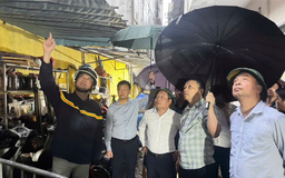 Chủ tịch UBND thành phố Hà Nội Vũ Đại Thắng thăm, động viên gia đình vụ cháy tại phường Tây Hồ