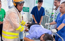 Giữa mưa lớn, CSGT Hà Nội khẩn trương mở đường đưa người đi cấp cứu