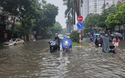 Nhiều tuyến đường ngập trong mưa, khó khăn khi giao thông