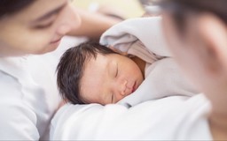 Khuyến khích sinh đủ hai con trước 35 tuổi