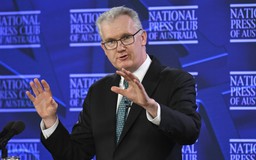 Australia hạn chế du học sinh đưa người thân đi cùng