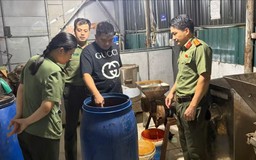 Phát hiện gần 4.000 lít tương ớt không rõ nguồn gốc