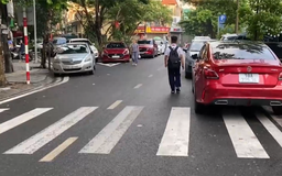Bãi đỗ xe đẩy học sinh đi bộ xuống lòng đường