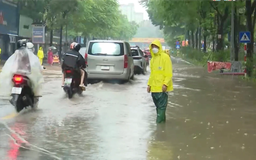 Dầm mưa khắc phục ngập, phân luồng giao thông
