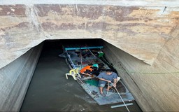 Kịp thời giải cứu 2 người mắc kẹt trong ống cống ở phường Đông Ngạc
