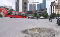 Đường mới cải tạo đã bị xuống cấp, hư hỏng