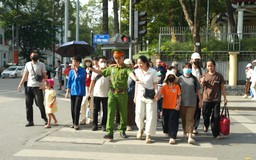 Công an phường Ba Đình hỗ trợ người dân di chuyển an toàn