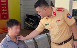CSGT Hà Nội hỗ trợ người lao động bị thương về quê