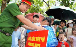 Những chai nước mát lan tỏa hình ảnh đẹp của Công an Thủ đô