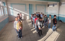 Học sinh Gaza trở lại trường giữa những đống đổ nát