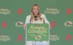 Italy đề xuất cấm khăn che mặt tại các trường học