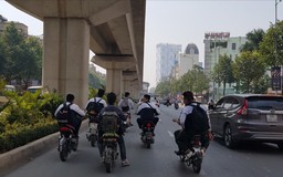 Nhiều  học sinh vi phạm không đội mũ bảo hiểm