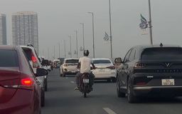 Nhiều xe máy đi vào làn ô tô trên cầu Nhật Tân