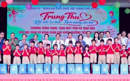 Bí thư Thành ủy Hà Nội tặng quà cho học sinh có hoàn cảnh khó khăn