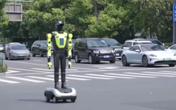 Trung Quốc: Robot cảnh sát giao thông trở lại đường phố