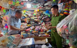 Thu giữ hàng trăm sản phẩm đồ chơi bạo lực