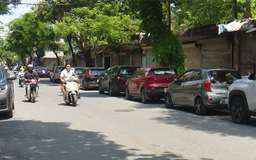 Đỗ xe bất chấp biển cấm trên phố Núi Trúc