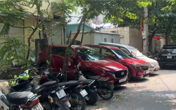 Ô tô, xe máy bủa vây Trường Mầm non Mộ Lao