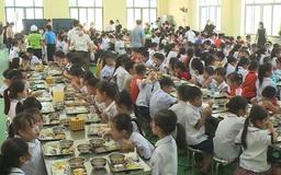 Xã Tam Hưng kiểm soát bữa ăn bán trú từ bếp ăn đến khay cơm